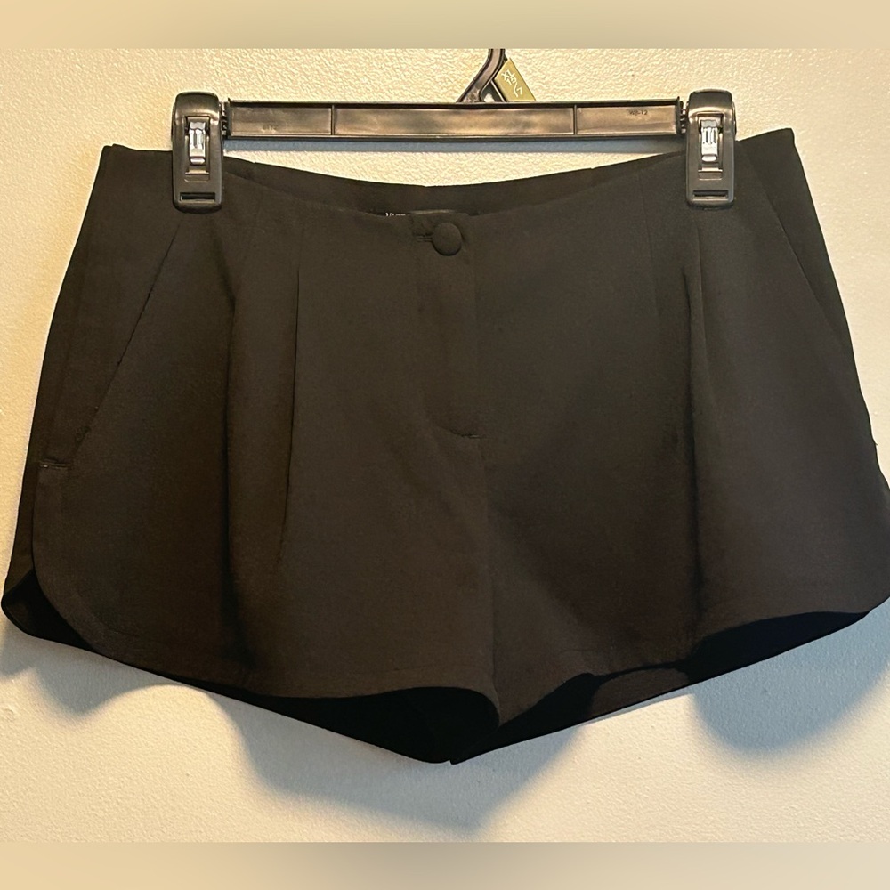 Victoria Secrets Black Short Shorts …Victoria Secrets  Size 4